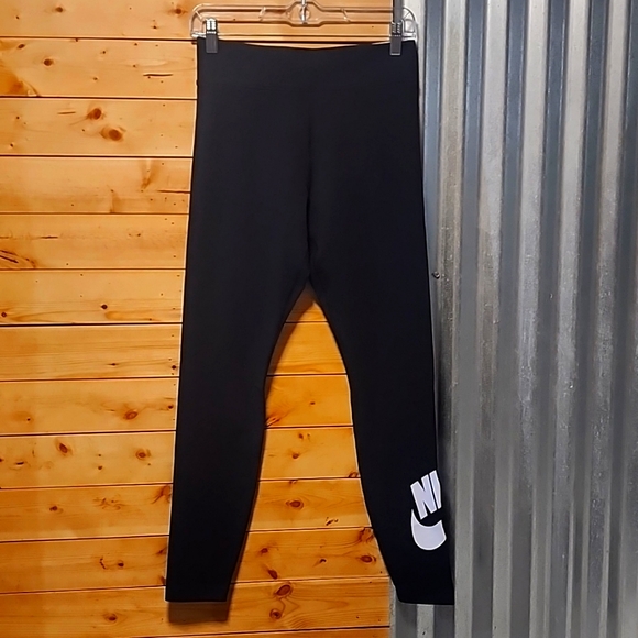 Womans Nike Tight Fit Regular length leggings Size Medium NEW - Picture 1 of 8